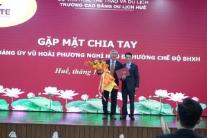 Buổi gặp mặt chia tay thầy Vũ Hoài Phương, Bí thư Đảng Ủy, nguyên Hiệu trưởng nổ hũ trực tuyến
 nghỉ hưu theo chế độ với nhiều tình cảm sâu lắng.